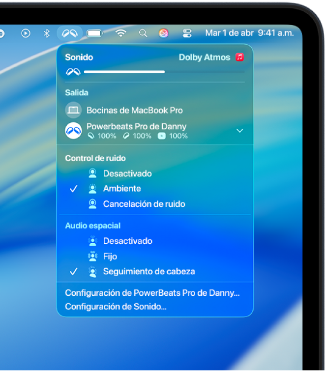 El ícono de Beats seleccionado en la barra de menús en una Mac. Un menú muestra los Powerbeats&nbsp;Pro&nbsp;2 con el modo Ambiente y el audio espacial con seguimiento de la cabeza activado.