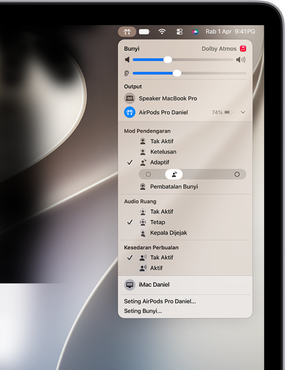 Ikon AirPods dipilih di bahagian kanan bar menu pada Mac. Untuk AirPods&nbsp;Pro, Adaptif yang dipilih di bawah Mod Pendengaran dan Kesedaran Perbualan Tidak Aktif.