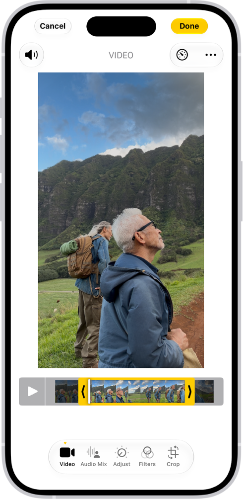 L’écran Modifier de l’app Photos avec une vidéo en cours de lecture au centre de l’écran. Dans l’afficheur de trames sous la vidéo, les trames à inclure dans la vidéo rognée sont sélectionnées et entourées en jaune. En bas de l’écran se trouvent les boutons Vidéo, Mix audio, Ajuster, Filtres et Recadrer&nbsp;; le bouton Vidéo est sélectionné.