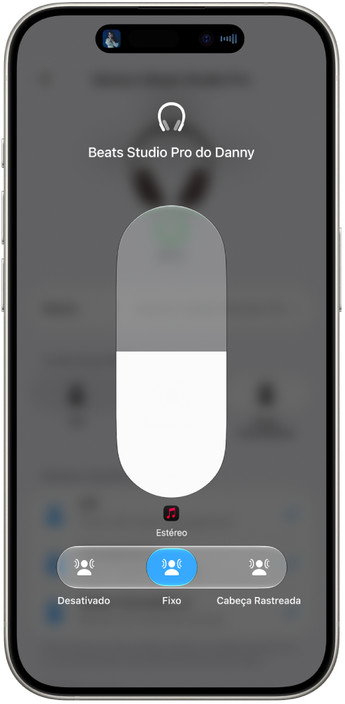 A tela de volume na Central de Controle mostrando o nível de volume dos fones de ouvido Studio&nbsp;Pro. As opções de Áudio Espacial aparecem abaixo do indicador de volume. As opções são Desativado, Fixo e Cabeça Rastreada.
