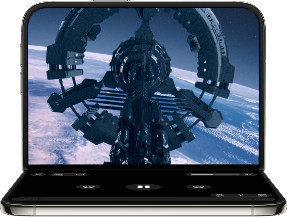L’iPhone&nbsp;Duo partiellement plié comme un ordinateur portable, avec une vidéo en cours de lecture dans la moitié supérieure et les commandes de lecture en dessous.