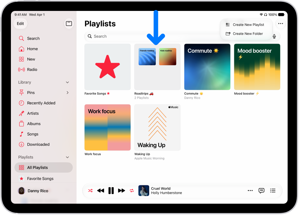 تطبيق الموسيقى مفتوح على iPad مع ظهور الشريط الجانبي على اليمين، وقائمة قوائم التشغيل على اليسار. في الجزء العلوي تظهر أزرار لإنشاء قائمة تشغيل جديدة أو إنشاء مجلد جديد. سهم أزرق يشير إلى مجلد قائمة تشغيل باسم رحلات الطريق.