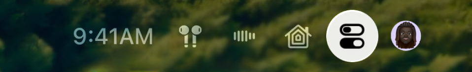 Apple TV 4K Control Centeri ülemine parem osa. AirPodsid kuvatakse kellaajast paremal.