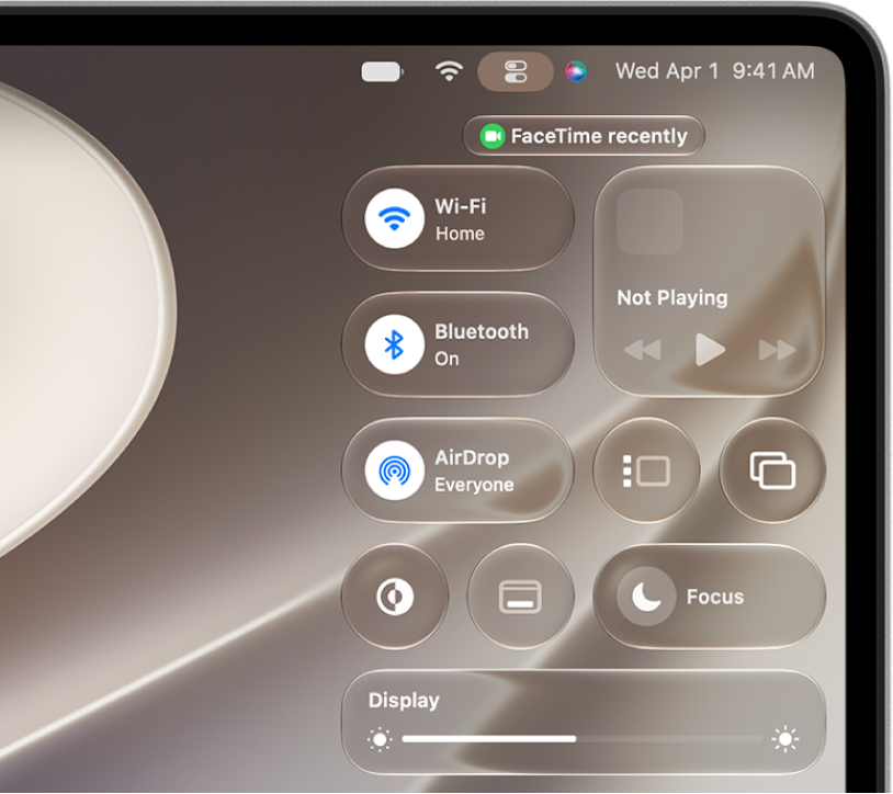 مركز التحكم في الزاوية العلوية اليسرى من شاشة Mac، يعرض عناصر التحكم لشبكة Wi-Fi والتركيز ومنظم الواجهة وغيرها.