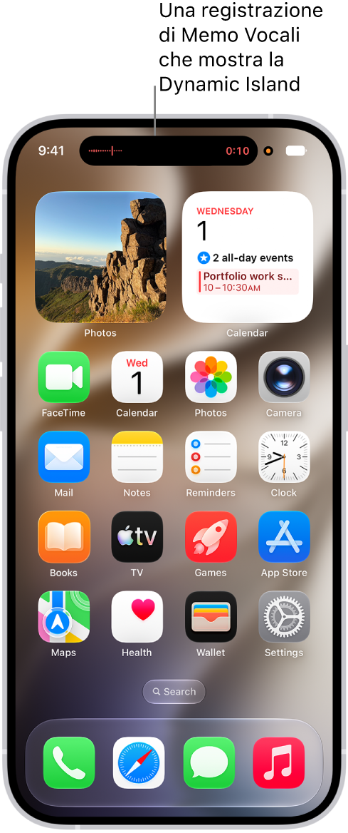 La schermata Home di iPhone, che mostra una registrazione di Memo Vocali in corso nella Dynamic&nbsp;Island nella parte superiore dello schermo.