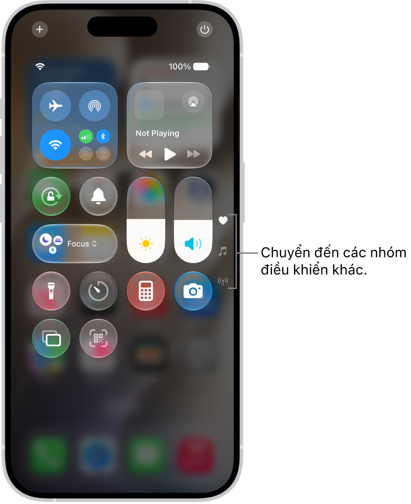 Trung tâm điều khiển được mở trên màn hình iPhone, với các biểu tượng ở bên phải để xem các nhóm điều khiển khác.