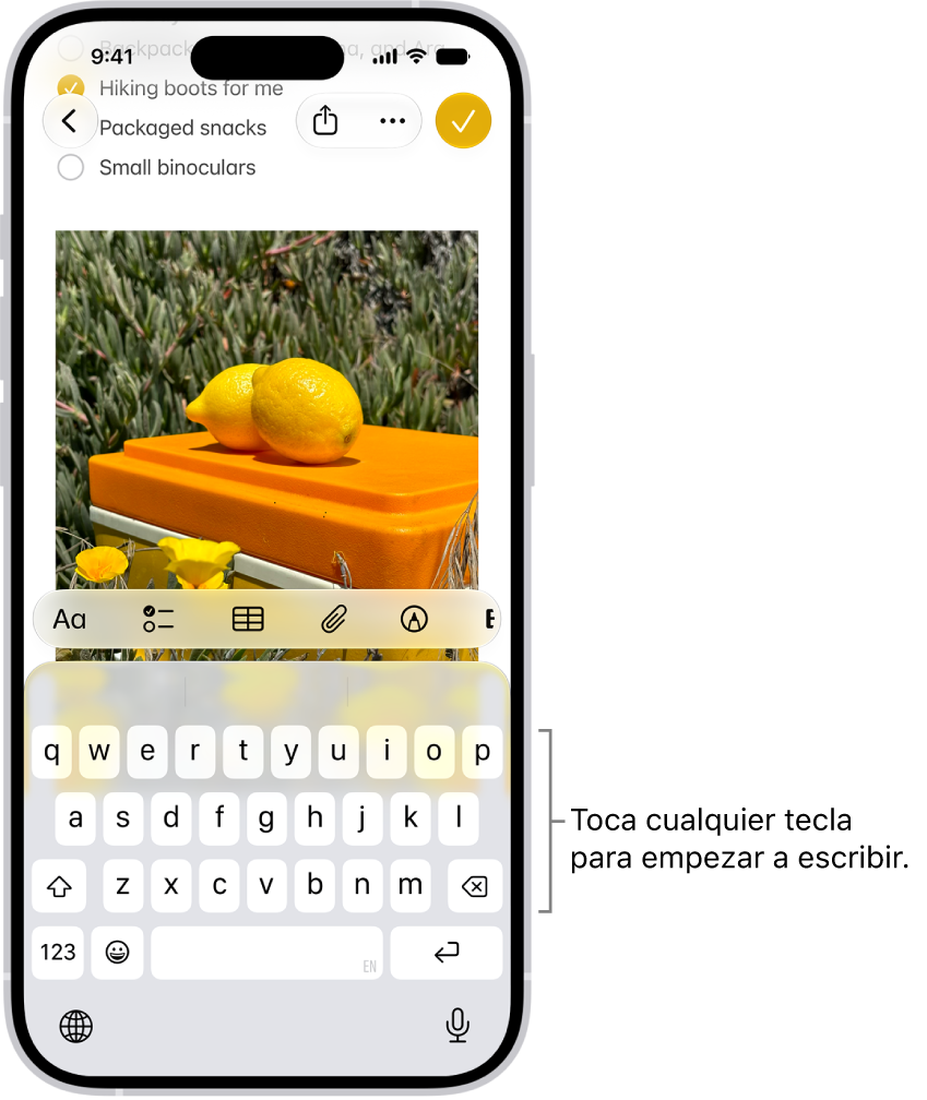 En la app Notas, hay un documento abierto. En teclado en pantalla está en la mitad inferior de la pantalla.