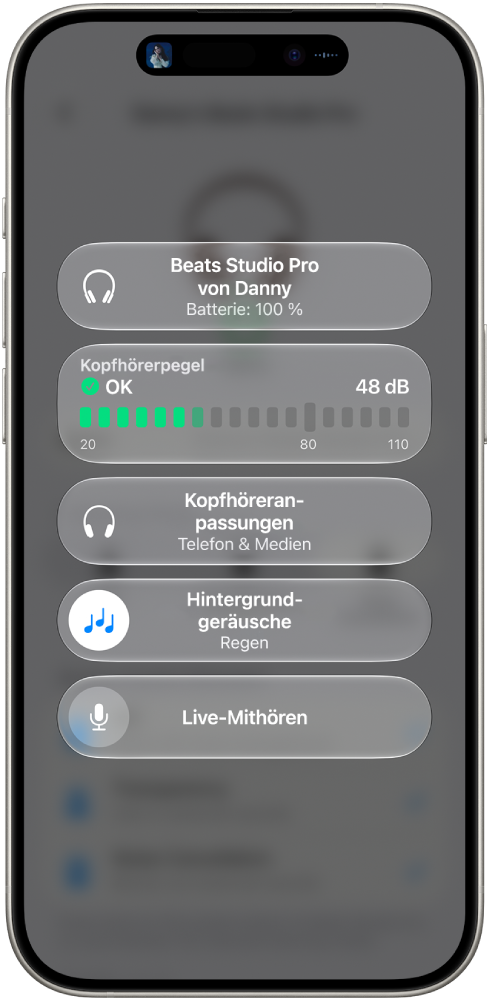 Der Bereich „Hörhilfen“ im Kontrollzentrum. Er enthält (von oben nach unten) „Kopfhörerpegel“ in Dezibel, „Kopfhöreranpassungen“, „Hintergrundgeräusche“ und „Live-Mithören“ für die verbundenen Studio&nbsp;Pro-Kopfhörer.