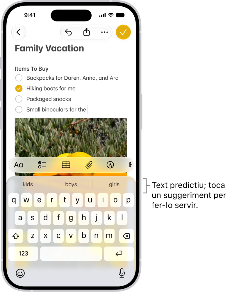 A l’app Missatges hi ha el teclat obert. En introduir text al camp de text, apareixen suggeriments de text predictiu per a la propera paraula a dalt del teclat.
