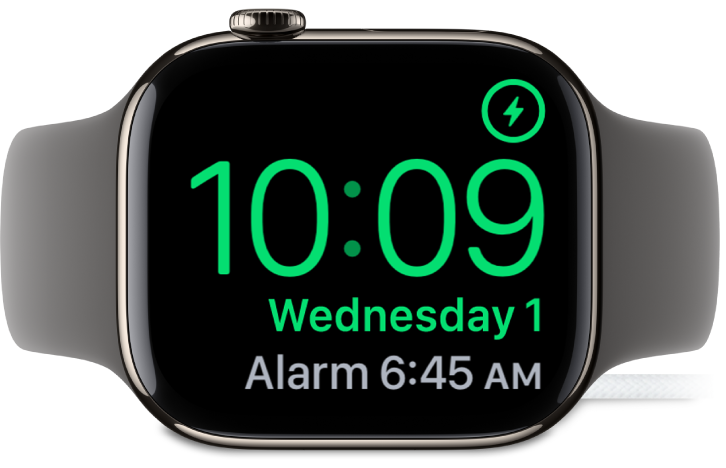 Apple&nbsp;Watch 侧放并充电时，屏幕右上角显示充电符号，在其下方显示当前时间及下一个闹钟时间。