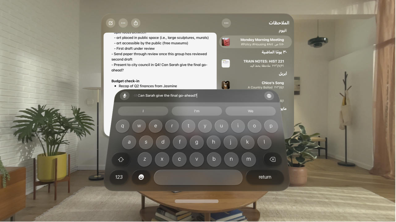 تطبيق الملاحظات على Apple&nbsp;Vision&nbsp;Pro، مع ظهور لوحة المفاتيح الافتراضية ومعاينة للنص الذي يتم تعديله فوقها.
