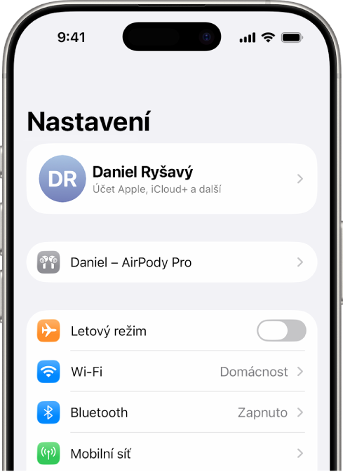 Aplikace Nastavení na iPhonu s&nbsp;připojenými AirPody aktuálního uživatele v&nbsp;horní části obrazovky