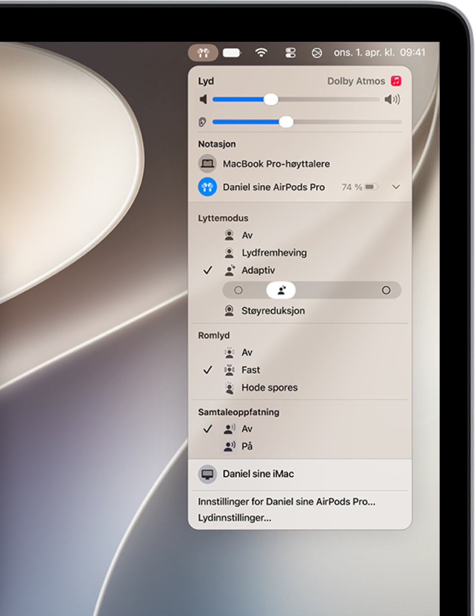 AirPods-symbolet er valgt til høyre i menylinjen på Mac. For AirPods&nbsp;Pro er Adaptiv markert under Lyttemodus og Samtaleoppfatning er av.