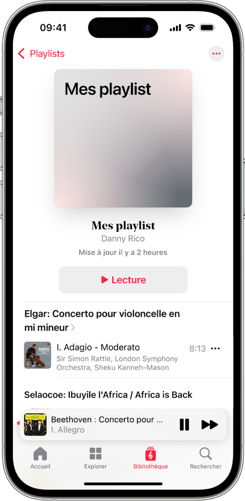 Un iPhone affichant une playlist personnelle dans Apple Music Classical. En haut de l’écran figurent une pochette d’album, le nom de la playlist et un bouton Lecture. Le mini-lecteur se trouve vers le bas de l’écran et affiche la piste en cours de lecture. En dessous du mini-lecteur figurent les boutons Accueil, Explorer, Bibliothèque et Rechercher.