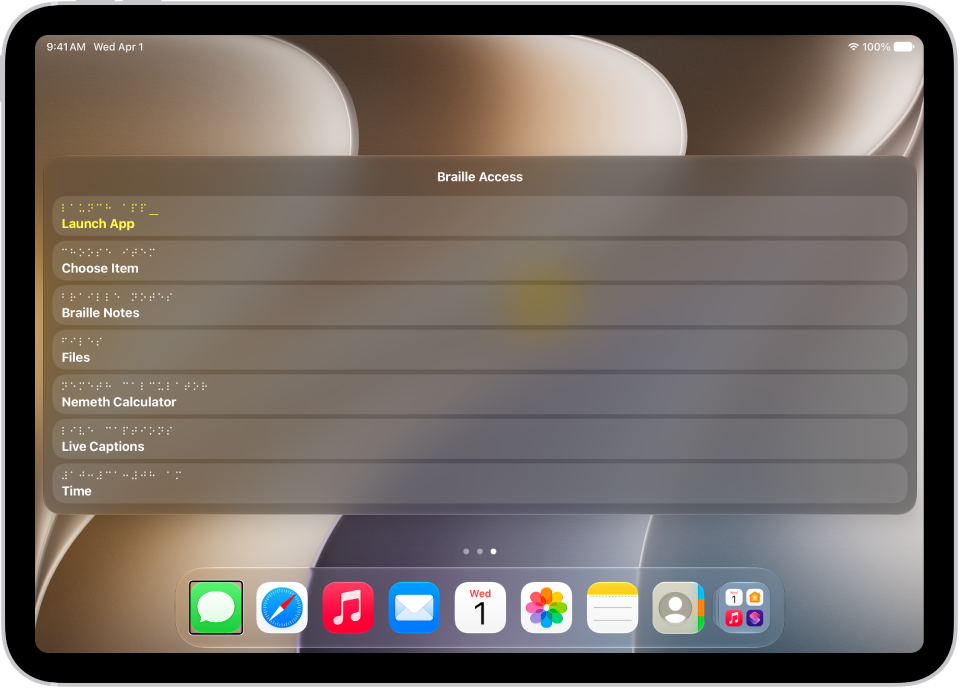 Un iPad avec le menu Accès braille ouvert, affichant les options suivantes&nbsp;: «&nbsp;Lancer l’app&nbsp;», «&nbsp;Choisir un élément&nbsp;», «&nbsp;Notes en braille&nbsp;», «&nbsp;Fichiers BRF&nbsp;», «&nbsp;Calculatrice UEB&nbsp;», «&nbsp;Sous-titres en direct&nbsp;» et Heure.