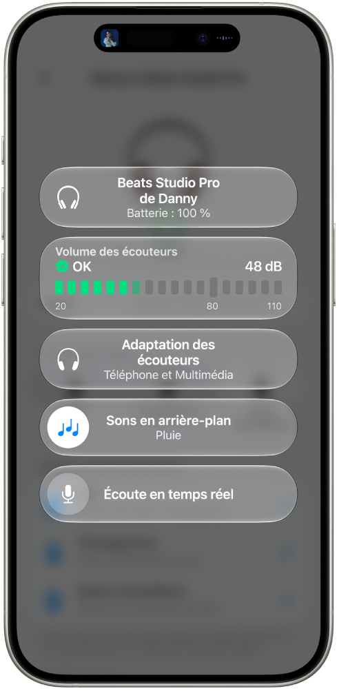 L’écran «&nbsp;Appareils auditifs&nbsp;» dans le centre de contrôle. De haut en bas se trouvent le volume des écouteurs en décibels et les fonctionnalités «&nbsp;Adaptation des écouteurs&nbsp;», «&nbsp;Sons en arrière-plan&nbsp;» et «&nbsp;Écoute en temps réel&nbsp;» pour le casque Studio&nbsp;Pro connecté.