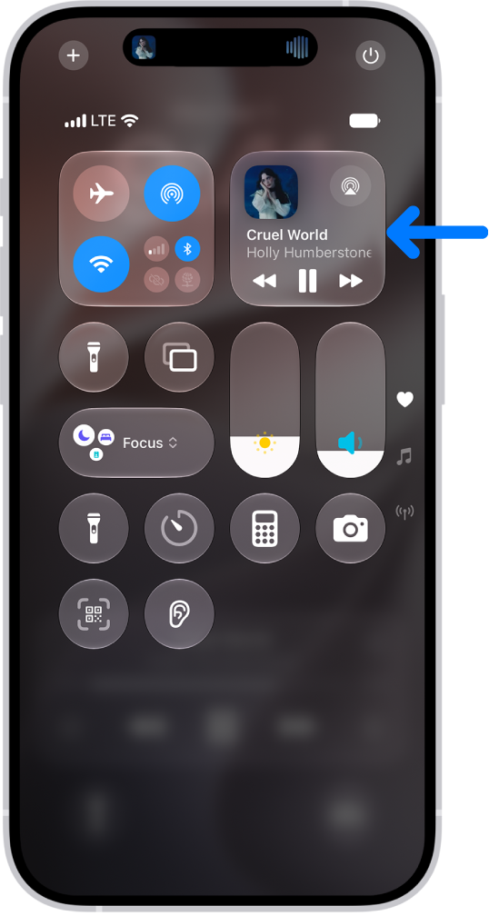 iPhone 控制中心显示指向音频卡的箭头，你可以在卡片中从锁定屏幕或使用其他 App 时控制音乐。
