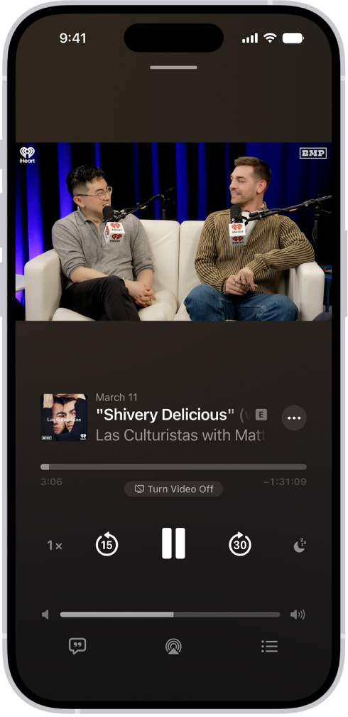 A tela Reproduzindo do app Podcasts mostrando um vídeo. Abaixo do vídeo está a capa do podcast, o título do episódio, os controles de reprodução e o controle deslizante de volume. Na parte inferior da aba encontram-se o botão Ver Transcrição, o ícone do AirPlay e o botão A Seguir.