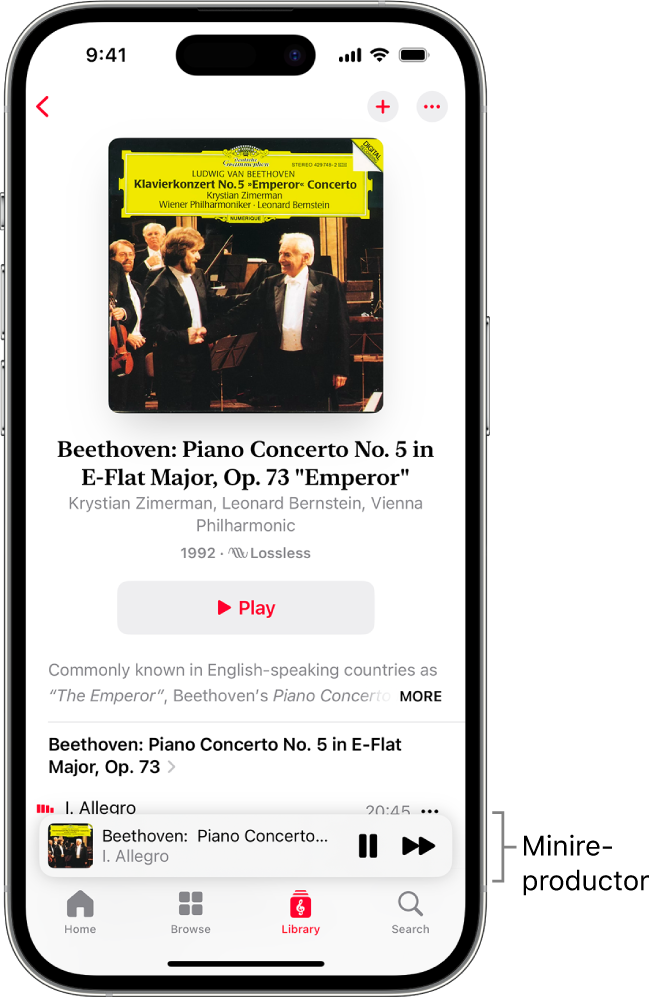 Un iPhone en què es mostra el minireproductor a l’Apple Music Classical. A la part superior de la pantalla es mostra la il·lustració de l’àlbum, el nom de l’obra i el botó de reproducció. El minireproductor apareix a la part inferior de la pantalla. A sota del minireproductor hi ha els botons “Inici”, “Browse”, “Library” i “Search”.