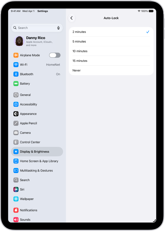 شاشة القفل التلقائي، مع الإعدادات الخاصة بطول الفترة الزمنية قبل قفل iPad تلقائيًا.