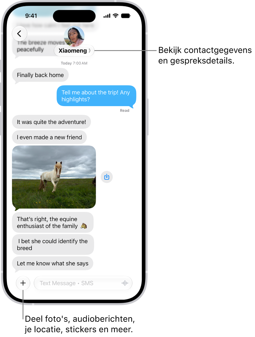 Een gesprek in Berichten. Boven in het scherm staat de naam van degene aan wie je berichten stuurt. Je kunt op de naam van die persoon tikken om gespreksgegevens te bekijken. Linksonderin bevindt zich de knop met het plusteken.