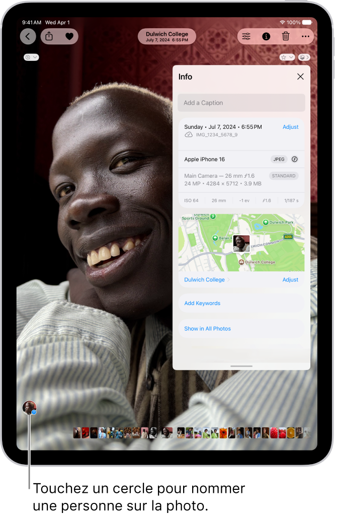 L’écran de l’iPad présente une photo ouverte dans l’app Photos. Dans le coin inférieur gauche de la photo se trouve une vignette avec la personne qui y figure.