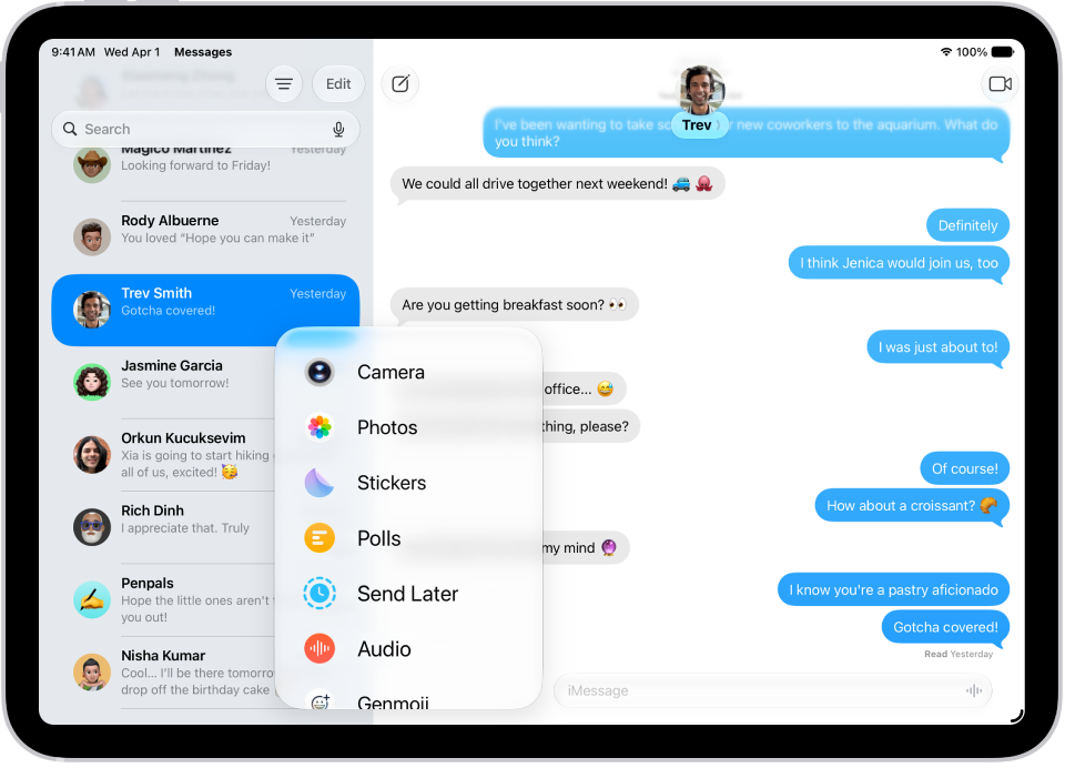 El menú Agregar en Mensajes en el iPad mostrando varias funciones de iMessage: envío programado, mensajes de audio, App Store, imágenes GIF, Digital Touch, compartir ubicación y música.