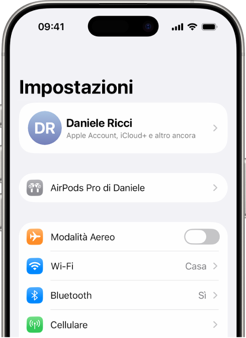 L’app Impostazioni su iPhone che mostra gli AirPods connessi di un utente elencati nella parte superiore dello schermo.