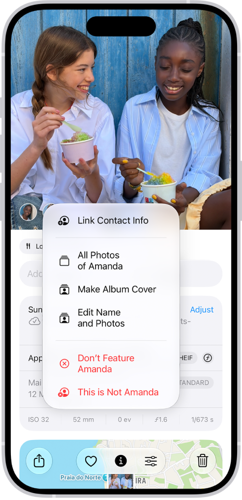 La moitié supérieure de l’écran de l’iPhone présente une photo ouverte dans l’app Photos. Dans le coin inférieur gauche de la photo se trouvent les visages des personnes qui y figurent. Un des visages est doté d'un point d’interrogation. Un menu avec, de haut en bas, les options suivantes&nbsp;:Toutes les photos, Marquer comme photo clé, Modifier le nom et les photos et Ne pas recommander cette personne.