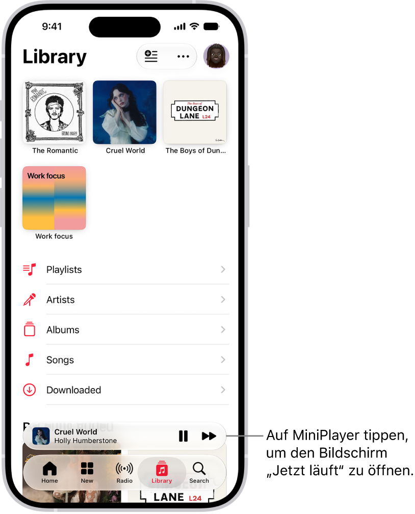 Der Tab „Mediathek“ zeigt den Mini-Player im unteren Bereich. Der Mini-Player zeigt den Namen des aktuell wiedergegebenen Titels an. Die Tasten „Pause“ und „Nächster Titel“ befinden sich rechts vom Namen des Titels. Tippe auf den Mini-Player, um den Bildschirm „Jetzt läuft“ zu öffnen.