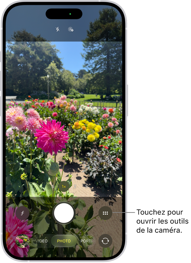 L’app Caméra est ouverte en mode Photo. Le bouton Commandes de la caméra se trouve dans le coin supérieur droit. Le bouton «&nbsp;Visualiseur de photos et vidéos&nbsp;» se trouve dans le coin inférieur gauche. Le bouton «&nbsp;Prendre une photo&nbsp;» est situé en bas au milieu, et le bouton «&nbsp;Sélecteur de caméra - face arrière&nbsp;» figure dans le coin inférieur droit.