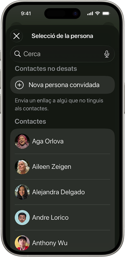Es mostra la pantalla “Selecciona una persona” i una llista de contactes en un iPhone.