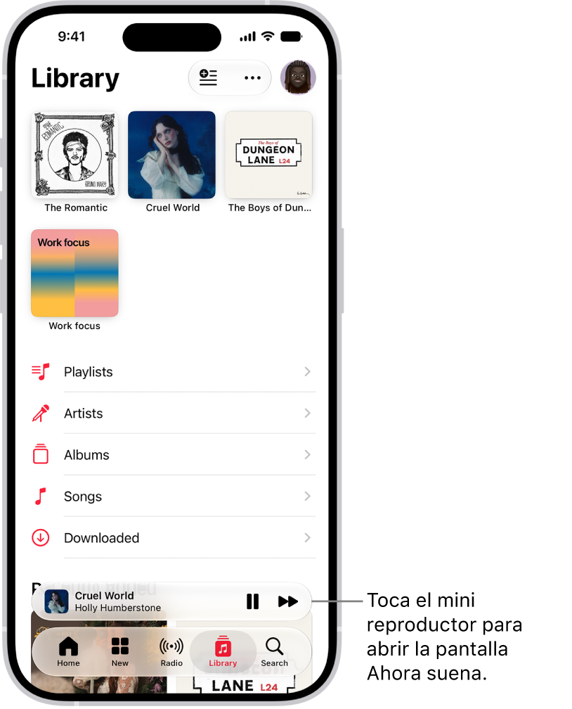 La pestaña Biblioteca mostrando el mini reproductor cerca de la parte inferior. El mini reproductor muestra el título de la canción que se está reproduciendo. Los botones Pausa y Siguiente pista están a la derecha del título de la canción. Toca el mini reproductor para abrir la pantalla Ahora suena.