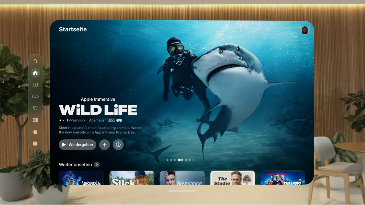 Die Apple&nbsp;TV&nbsp;App auf der Apple&nbsp;Vision&nbsp;Pro mit dem Tab „Home“. Einige Sendungen sind sichtbar, die ausgewählt werden können.