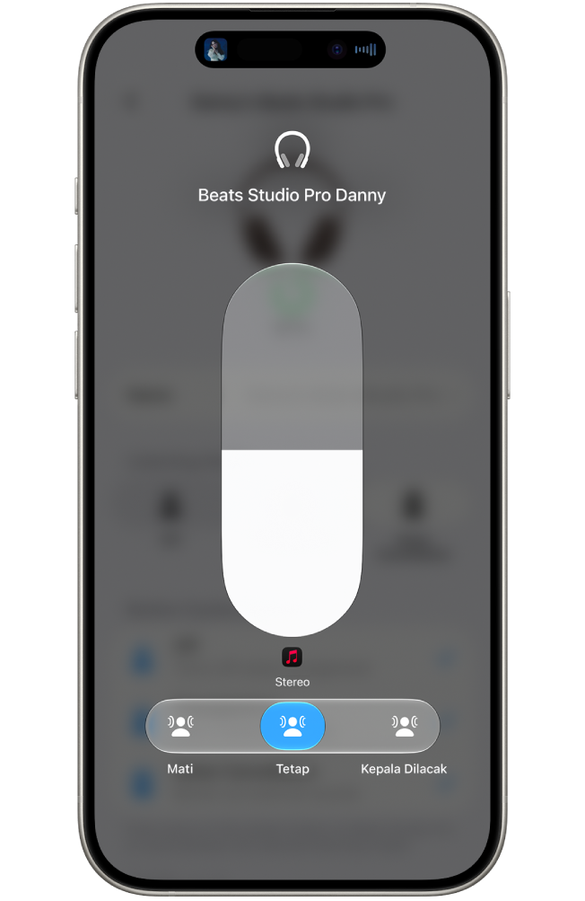 Layar volume di Pusat Kontrol yang menampilkan level volume untuk Beats&nbsp;Fit&nbsp;Pro dan pilihan untuk Audio Spasial.