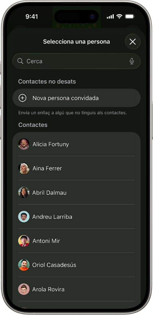 En un iPhone es mostra la pantalla d’enviament d’invitacions i una llista de contactes.