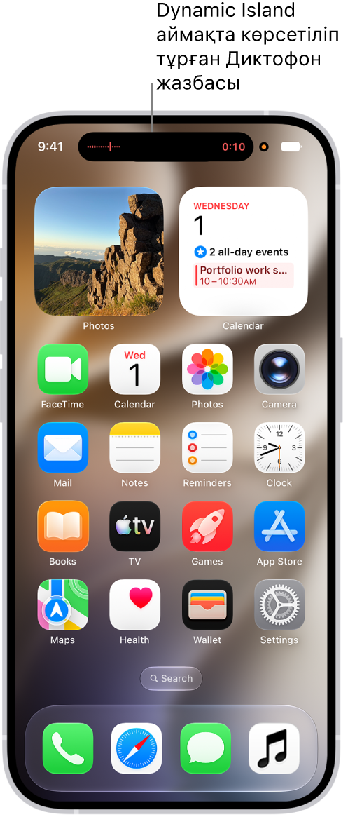 Dynamic Island аймағында «Диктофон» жазбасын көрсетіп тұрған iPhone құрылғысының басты экраны.