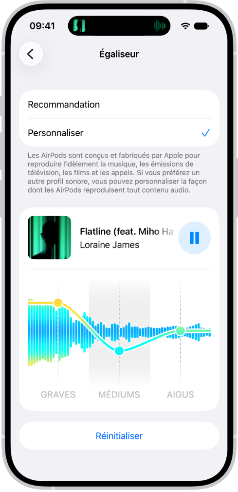 Écran d’iPhone qui affiche l’égaliseur réglé sur Personnalisé, avec les curseurs Graves, Médiums et Aigus en dessous.