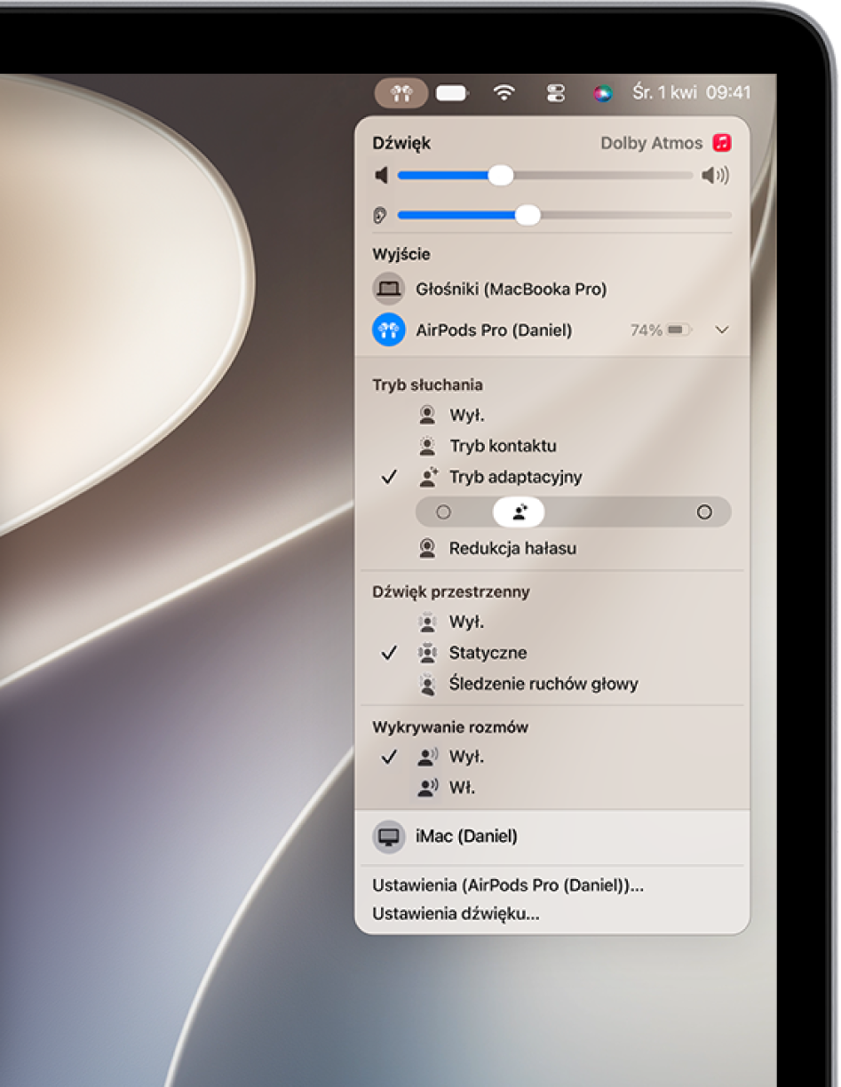 Wybrana ikona słuchawek AirPods widoczna po prawej stronie paska menu na Macu. W sekcji dotyczącej słuchawek AirPods&nbsp;Pro pod etykietą Tryb słuchania zaznaczona jest opcja Adaptacyjny, a&nbsp;funkcja Wykrywanie rozmów jest wyłączona.