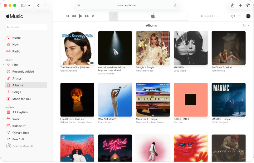 Вікно Apple Music у Safari із кількома альбомами в медіатеці.