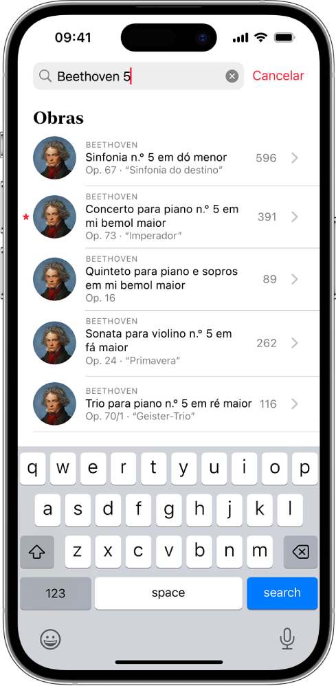 Um iPhone a mostrar o separador Pesquisar em Apple Music Classical. O campo de pesquisa aparece na parte superior do ecrã, seguido de uma lista de resultados.