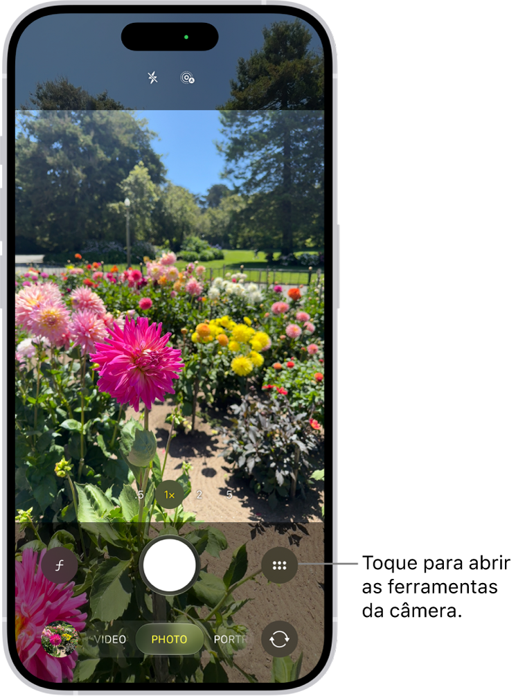 O app Câmera está aberto no modo Foto. O botão Controles da Câmera está no canto superior direito. O botão Visualizador de Fotos e Vídeos está no canto inferior esquerdo. O botão Tirar Foto na parte inferior central e o botão Seletor de Câmera Traseira está no canto inferior direito.