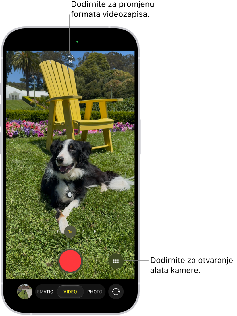 Kamera u Video modu. Tipka Kontrole kamere nalazi se u gornjem desnom kutu, a tipke video formata nalaze se u gornjem lijevom kutu. Preglednik fotografija i videozapisa nalazi se u donjem lijevom kutu. Tipka Snimi nalazi se pri dnu na sredini, a tipka za odabir stražnje kamere u donjem desnom kutu.