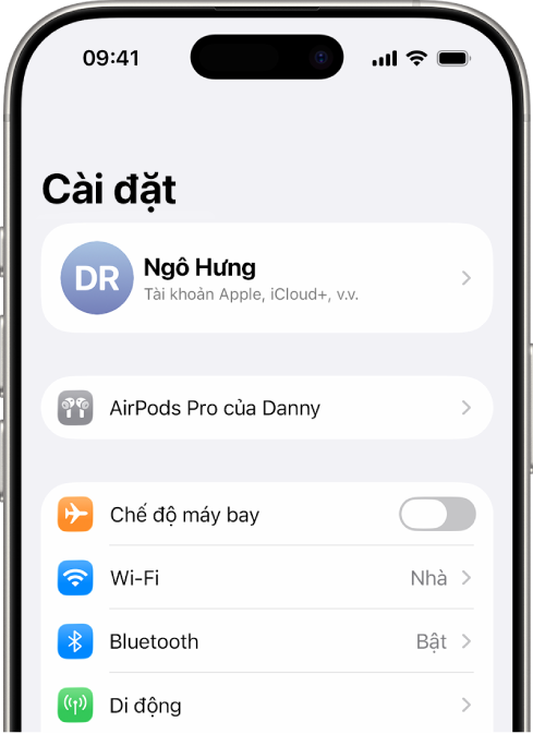 Ứng dụng Cài đặt trên iPhone, đang hiển thị AirPods được kết nối của một người dùng được liệt kê ở đầu màn hình.