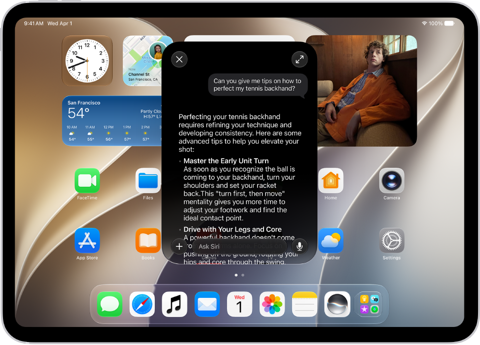Siri가 테니스 백핸드 자세 개선 방법을 묻는 질문에 답변하는 모습을 보여주는 iPad.