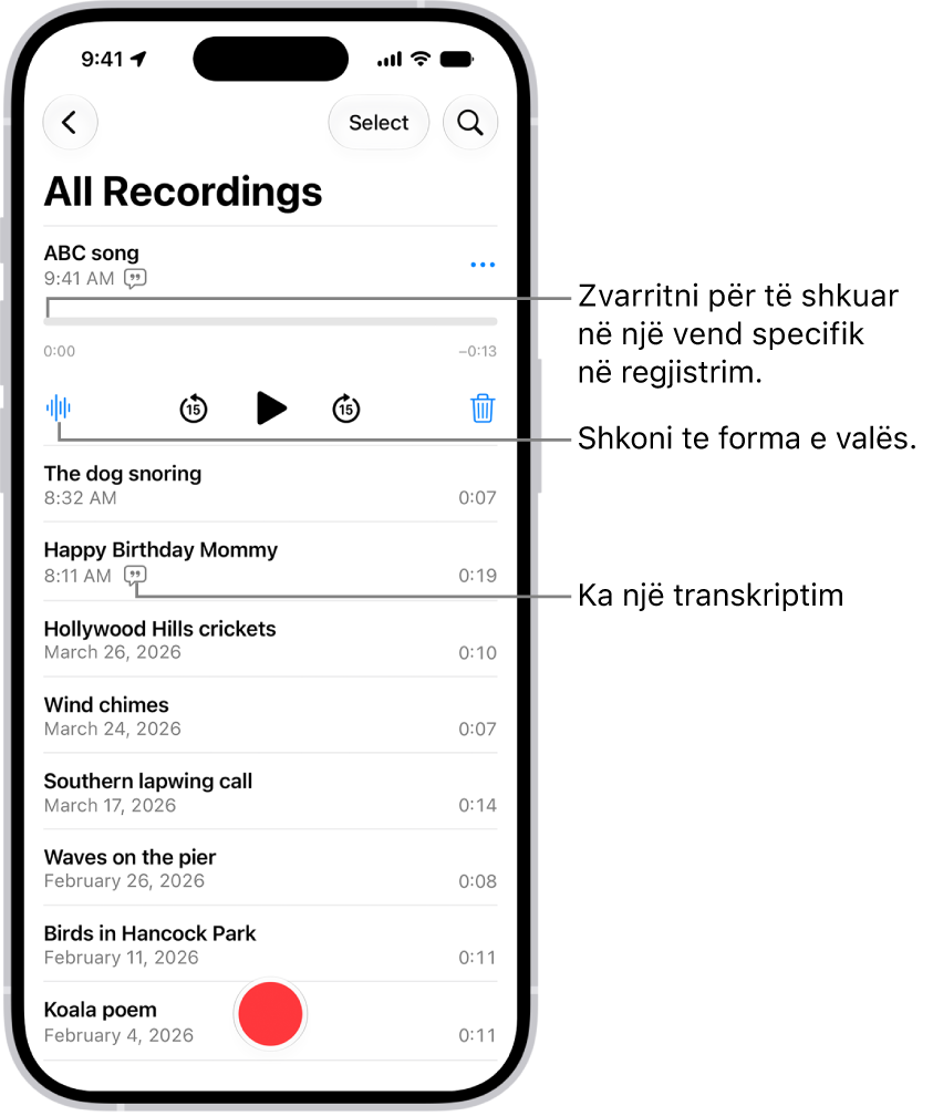 Ekrani i listës Voice Memos me një regjistrim të zgjedhur në krye. Vija kohore e regjistrimit ka një kokë për luajtjen, të cilën mund ta zvarritni për të shkuar te një vend specifik në regjistrim. Kontrollet e luajtjes janë poshtë kronologjisë.