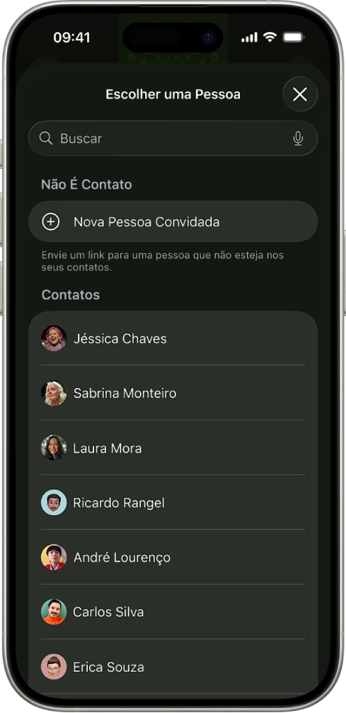 A tela Enviar Convites e uma lista de contatos em um iPhone.