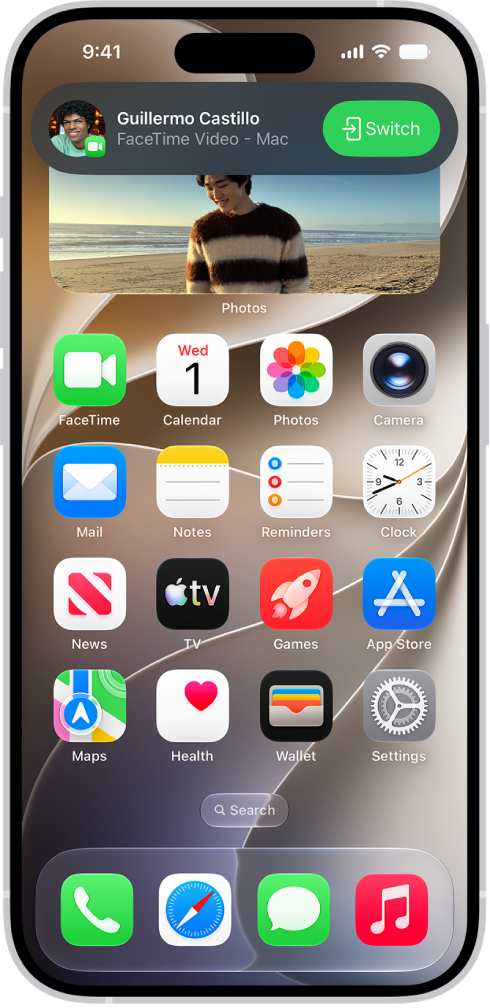 الشاشة الرئيسية لـ&nbsp;iPhone يظهر بها إشعار مكالمة فيس&nbsp;تايم فيديو من iPad في الجزء العلوي. اضغط على زر التبديل على يسار الإشعار لنقل المكالمة إلى iPhone