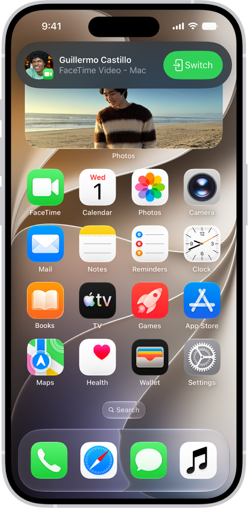 L’écran d’accueil de l’iPhone affichant une notification d’appel FaceTime vidéo provenant d’un iPad, en haut de l’écran. Touchez le bouton Permuter à droite de la notification pour transférer l’appel vers votre iPhone.