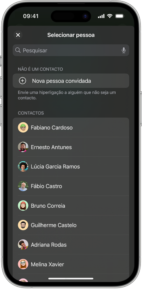 O ecrã Enviar convites e uma lista de contactos num iPhone.